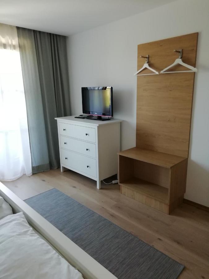 Anneliese Eckhart Apartment *